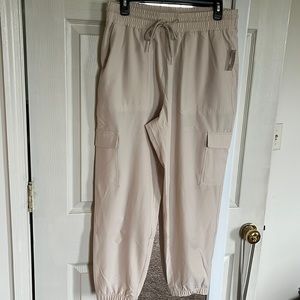 Old Navy oatmeal cargo cropped pant